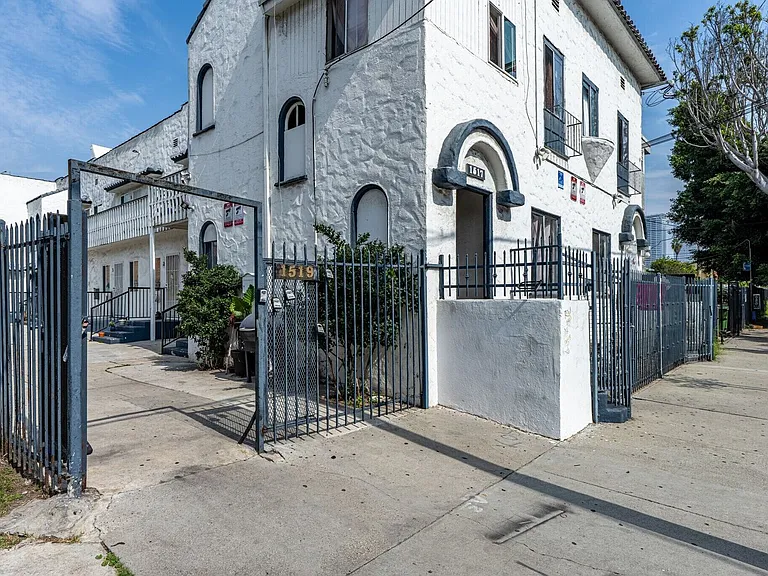 1517 W 12th Pl — Photo 11