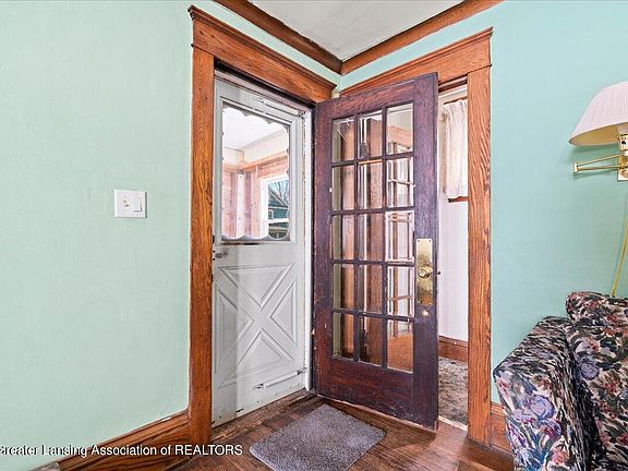 4th image of 234 Leslie St