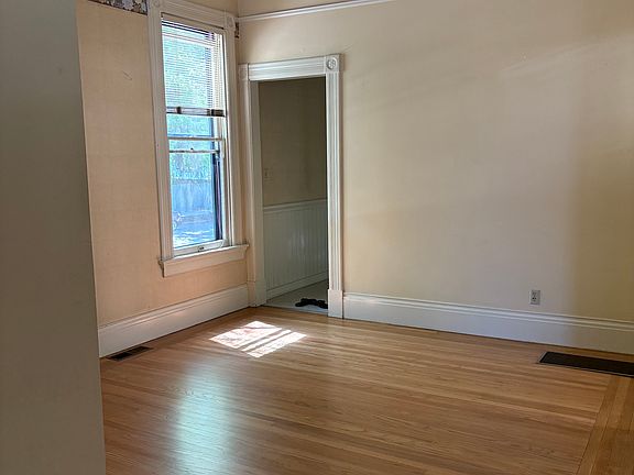 3rd image of 2130 N St