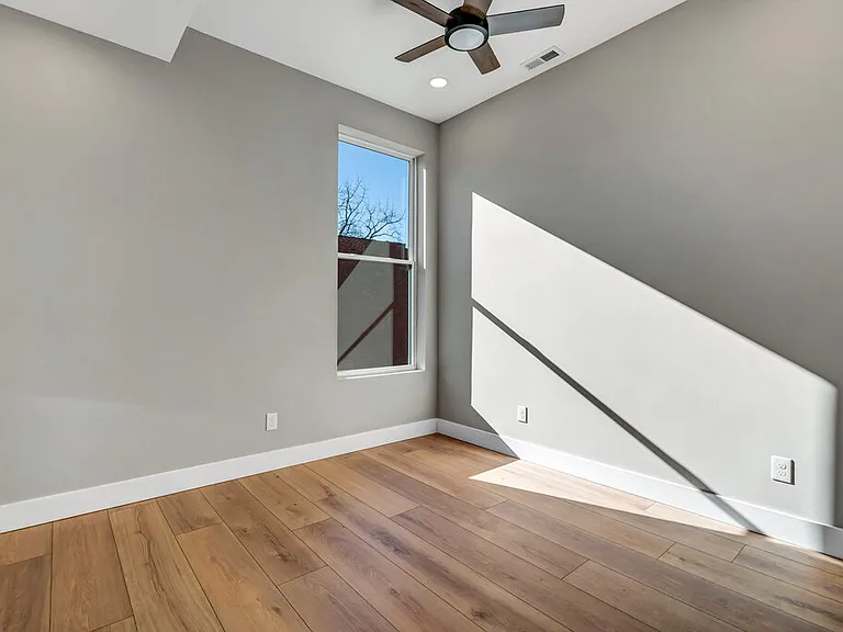 1000 Barton St — Photo 3