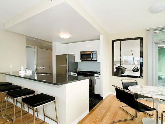 5th image of 4615 Center Blvd APT 605
