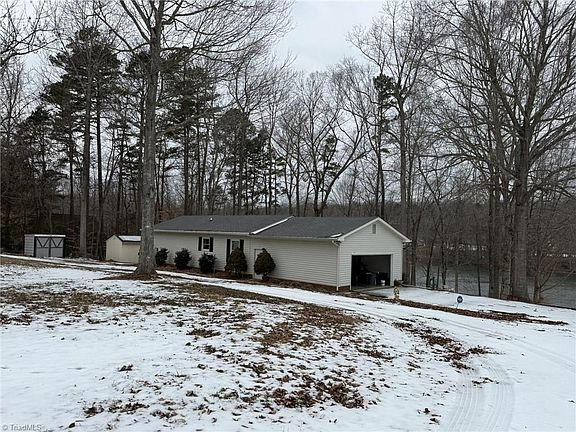 5th image of 324 Holly Berry Ln