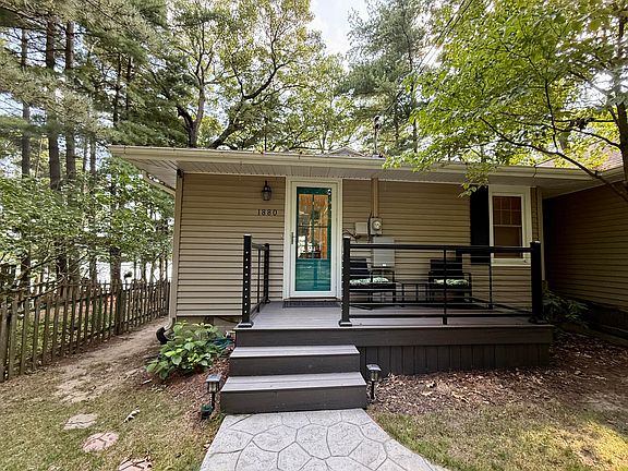 2nd image of 1880 Hemlock Crest Dr