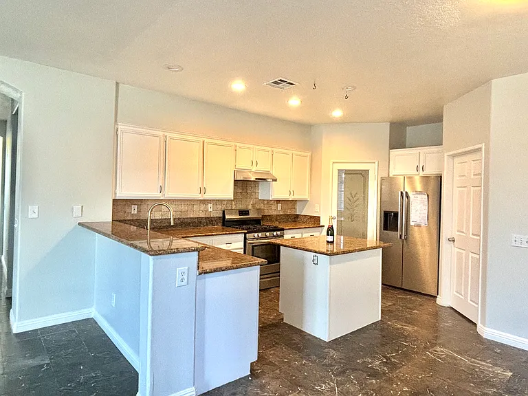 21525 Del Amo St — Photo 14