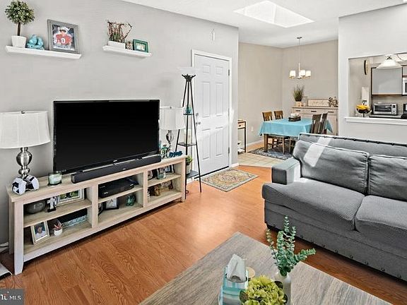 3rd image of 52 Willow Ct