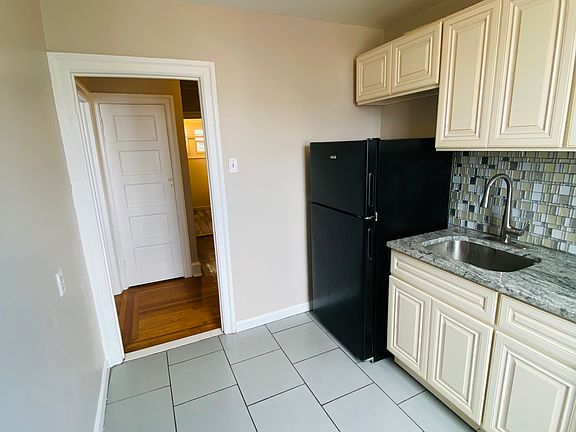 5th image of 4732 Bingham St Floor 2