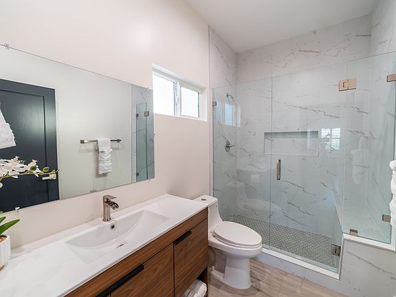 5th image of 1140 Elden Ave #1