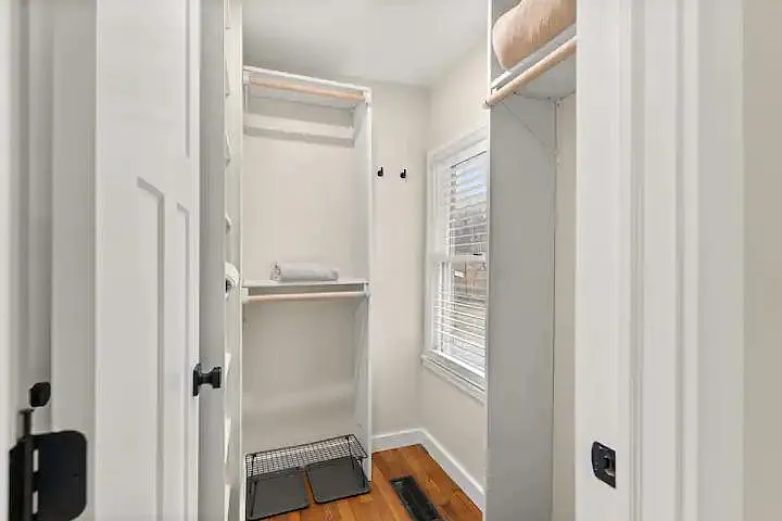 29 Versailles Ave — Photo 40