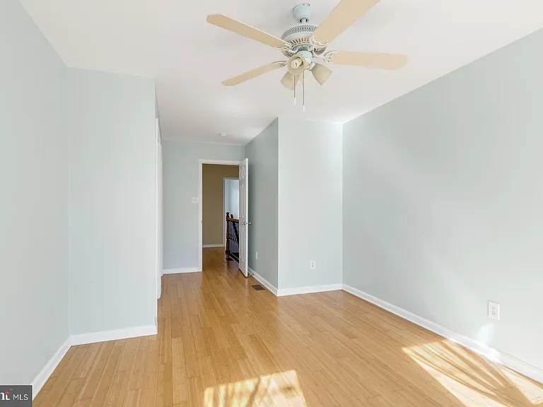 2476 Emerald St — Photo 26
