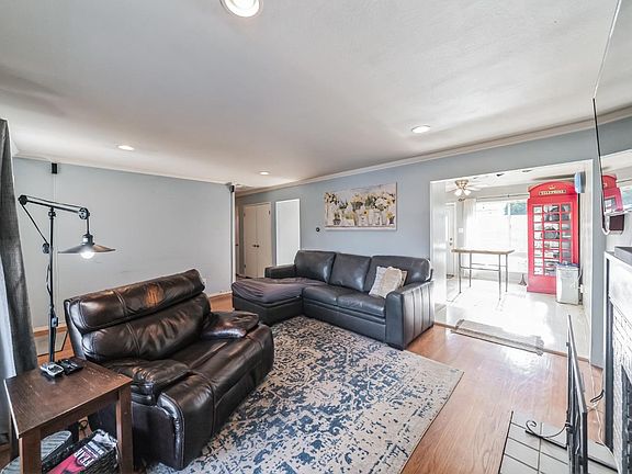 4th image of 430 Larchmont Street