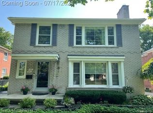 954 Harcourt Rd, Grosse Pointe, MI 48230