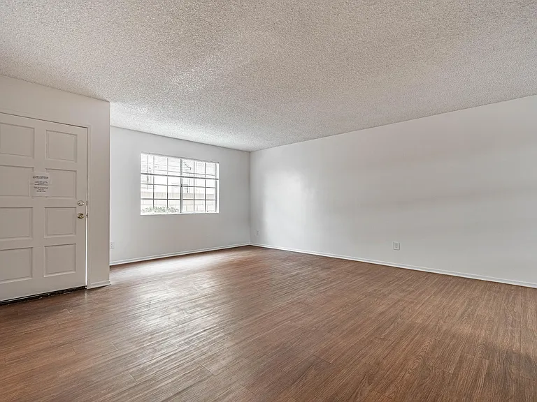 415 W Center St #B — Photo 2
