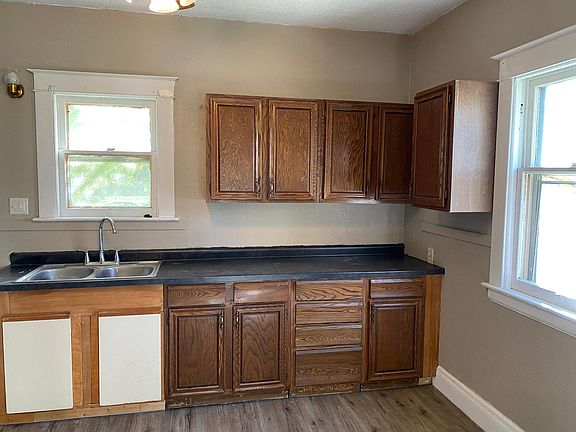 3rd image of 1002 N Porter St