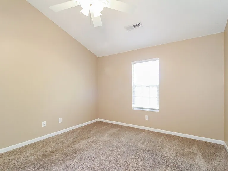 300 Creekview Dr — Photo 11