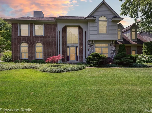 47647 Rochester Dr, Novi, MI 48374