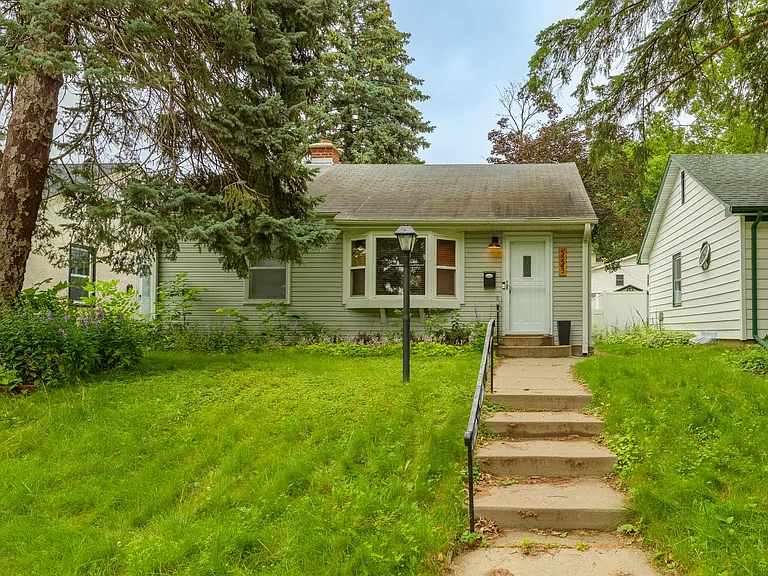 3243 Fillmore St NE — Photo 1