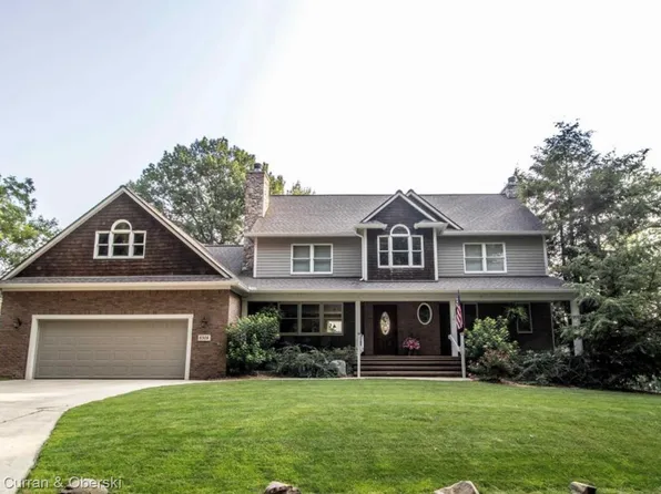 8308 Peninsular Dr, Fenton, MI 48430