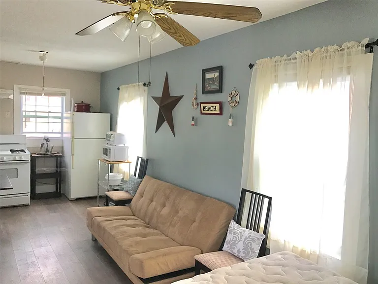 4025 Avenue R — Photo 2