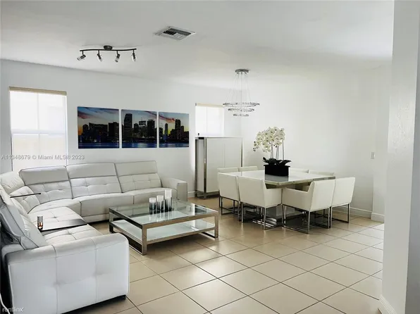 8878 NW 101st Pl, Doral, FL 33178