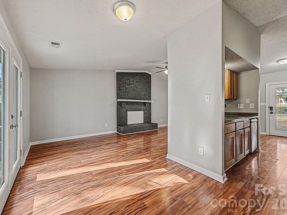 4th image of 2728 Studley Rd