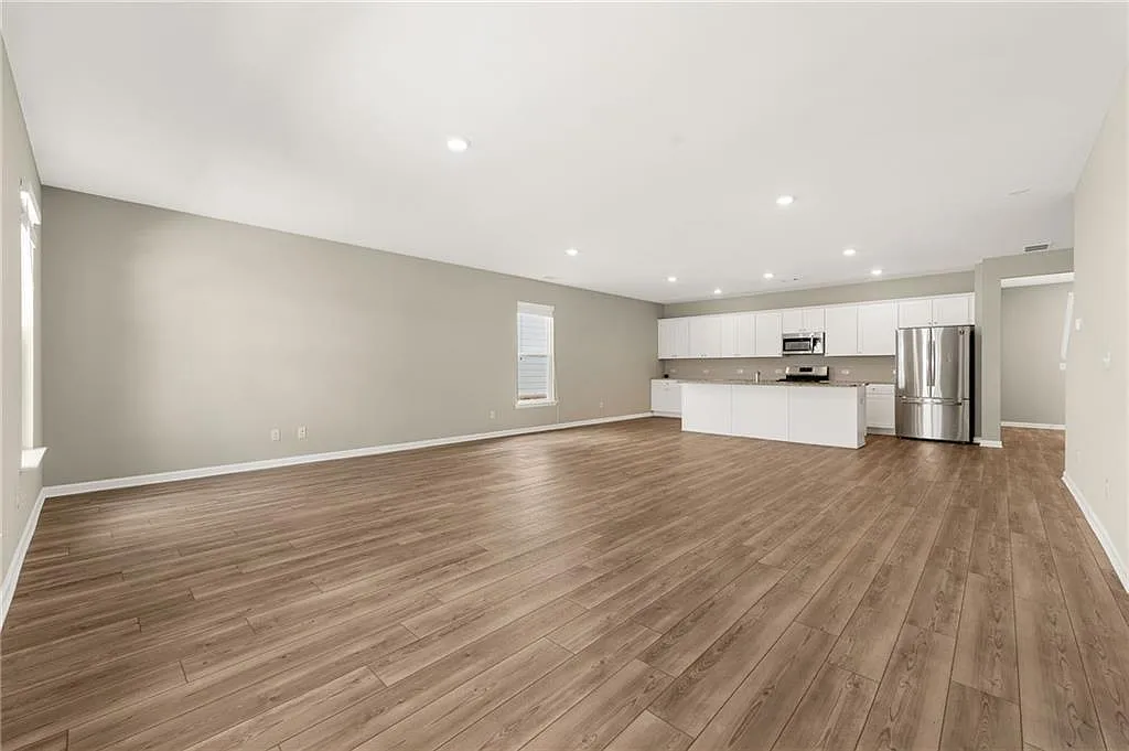 4 bed, 2.5 bath, 2435 sqft, $2,200 — Photo 3