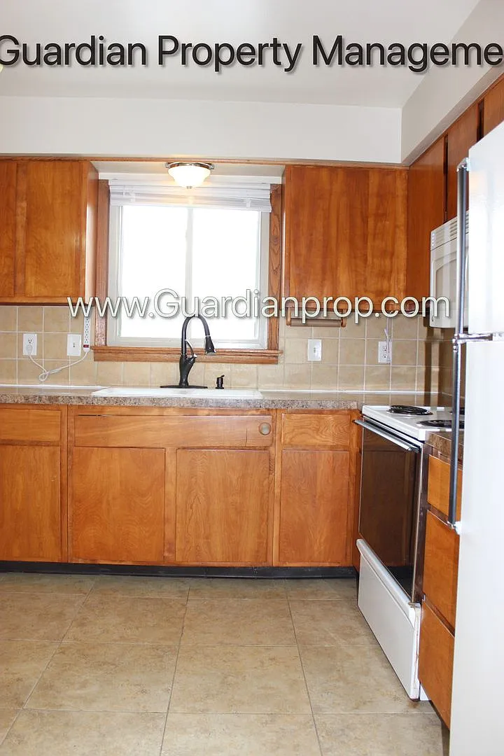 Main Level Apartment Pet Free Apartment, 1 Garage Space & 1 Surface Space, Pet Free Building — Photo 3