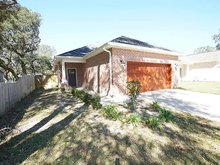1568 Pine St — Photo 1