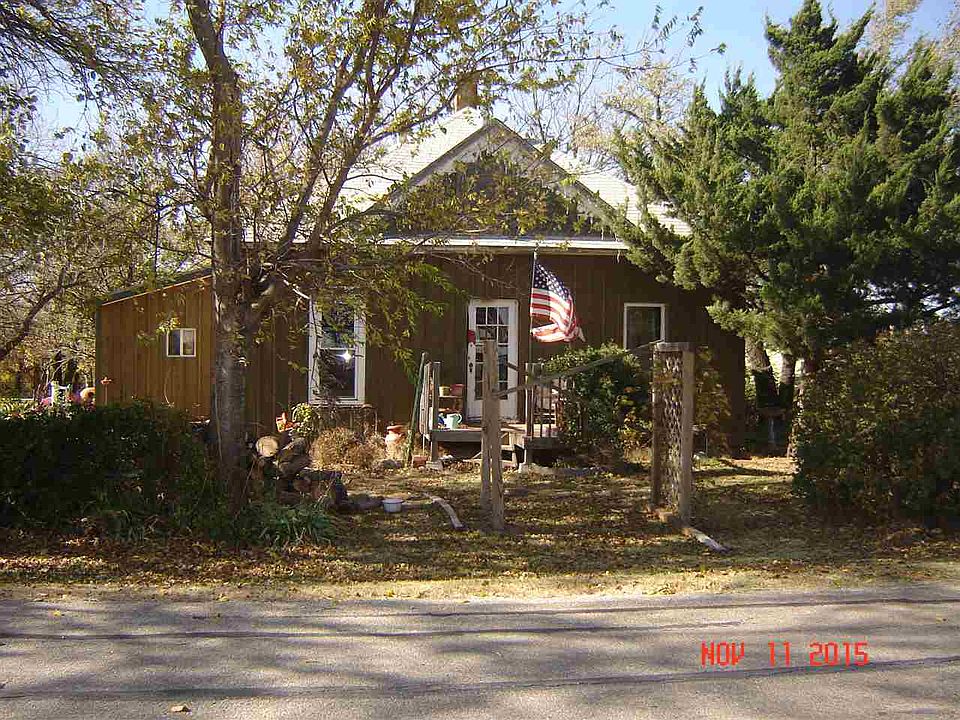 1st image of 902 S Woodlawn Ave