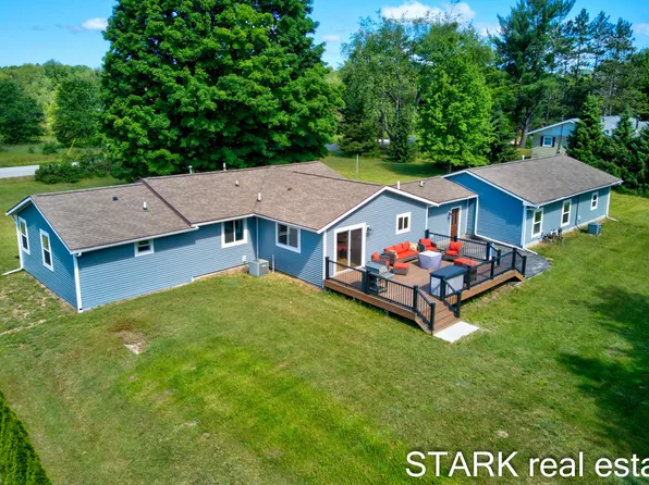 2906 Hyde Park Rd, Muskegon, MI 49445
