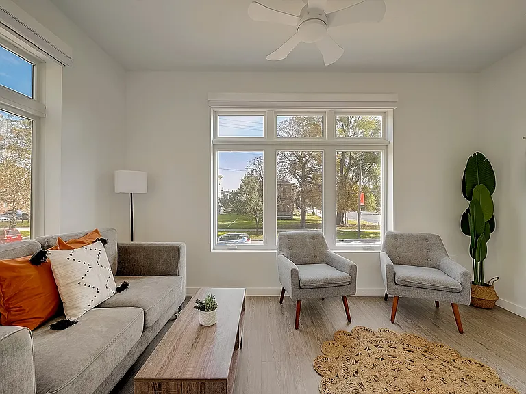 2270 W 14th St — Photo 14