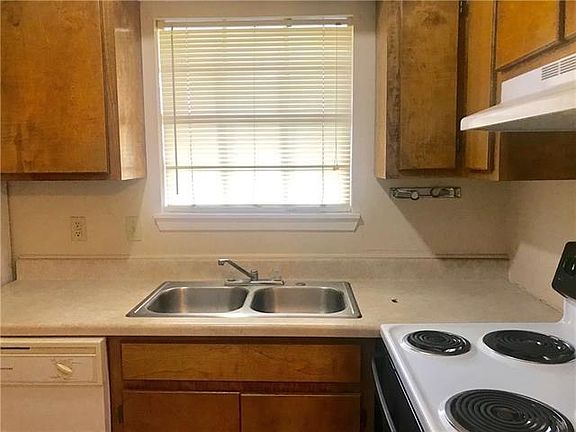 2nd image of 1002 W University Ave