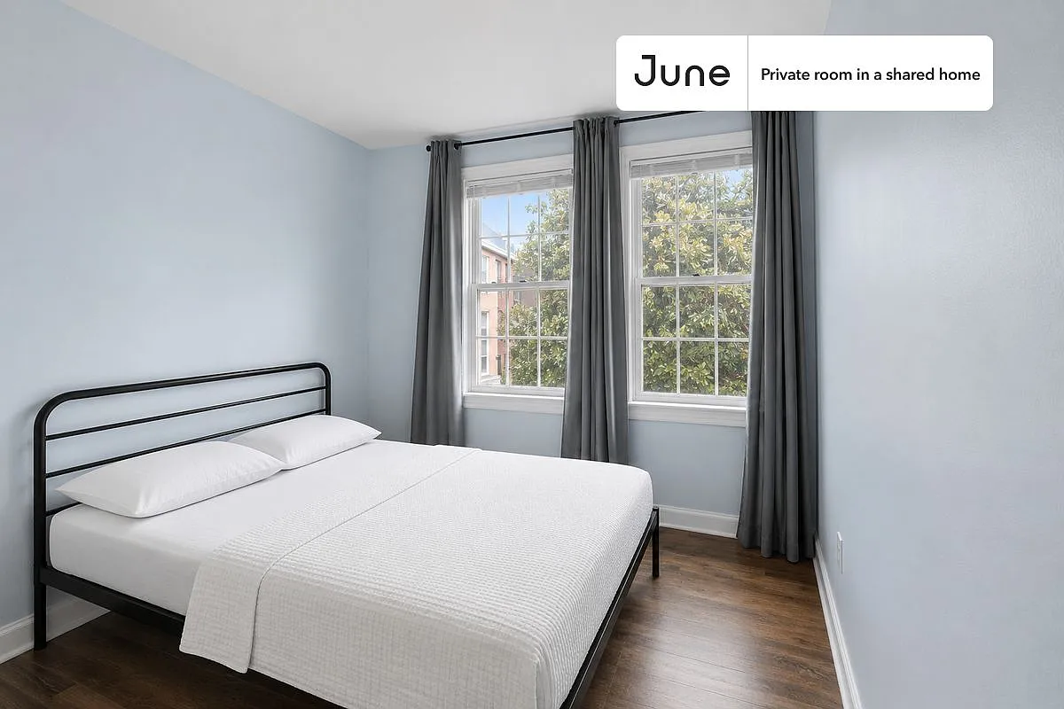 Queen bedroom in 7 bed/3.5 bath home in Southwest Waterfront #938 G — Photo 1