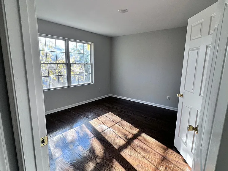 629 Roosevelt Ave #FF — Photo 12