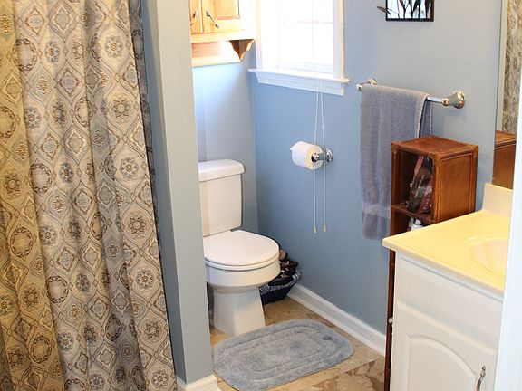 Master Bathroom w/ walk in closet