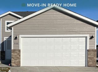 930 David Dr, Grand Forks, ND 58201