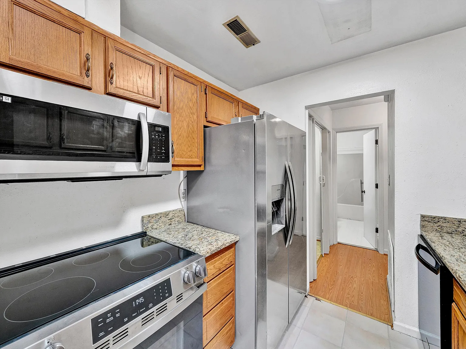 2 bed, 1027 sqft, $1,650 — Photo 3
