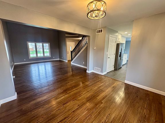 3rd image of 305 Arbordale Dr #1