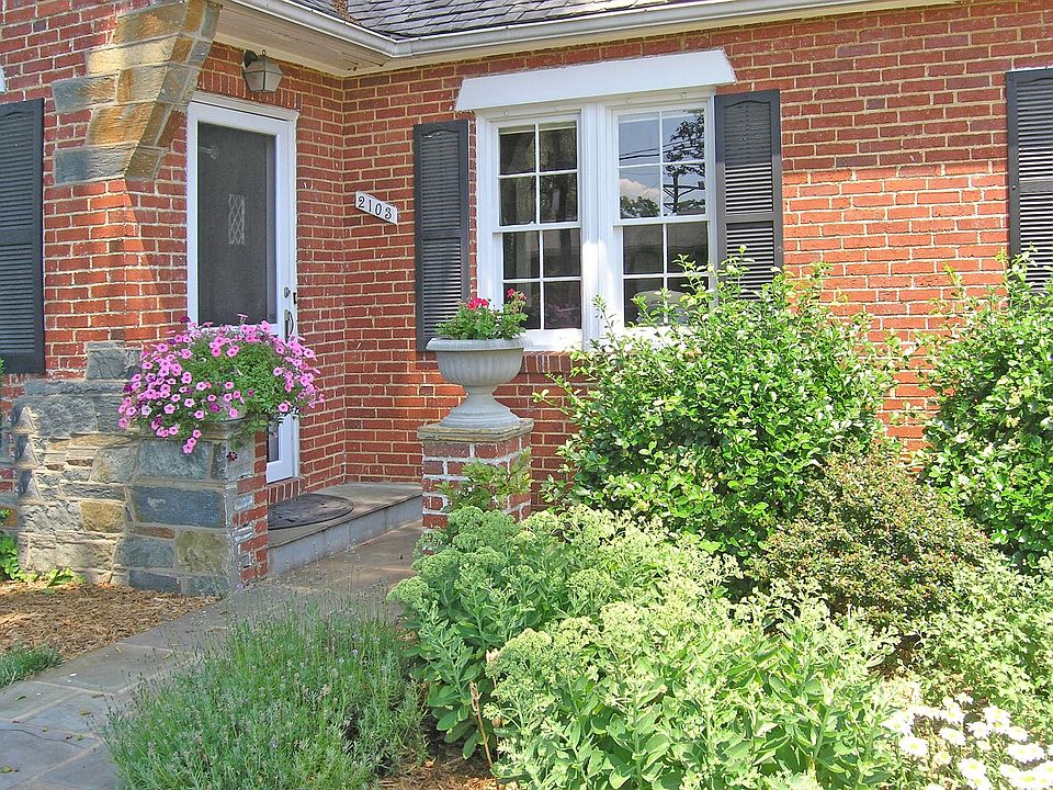 2nd image of 2103 Linden Ln