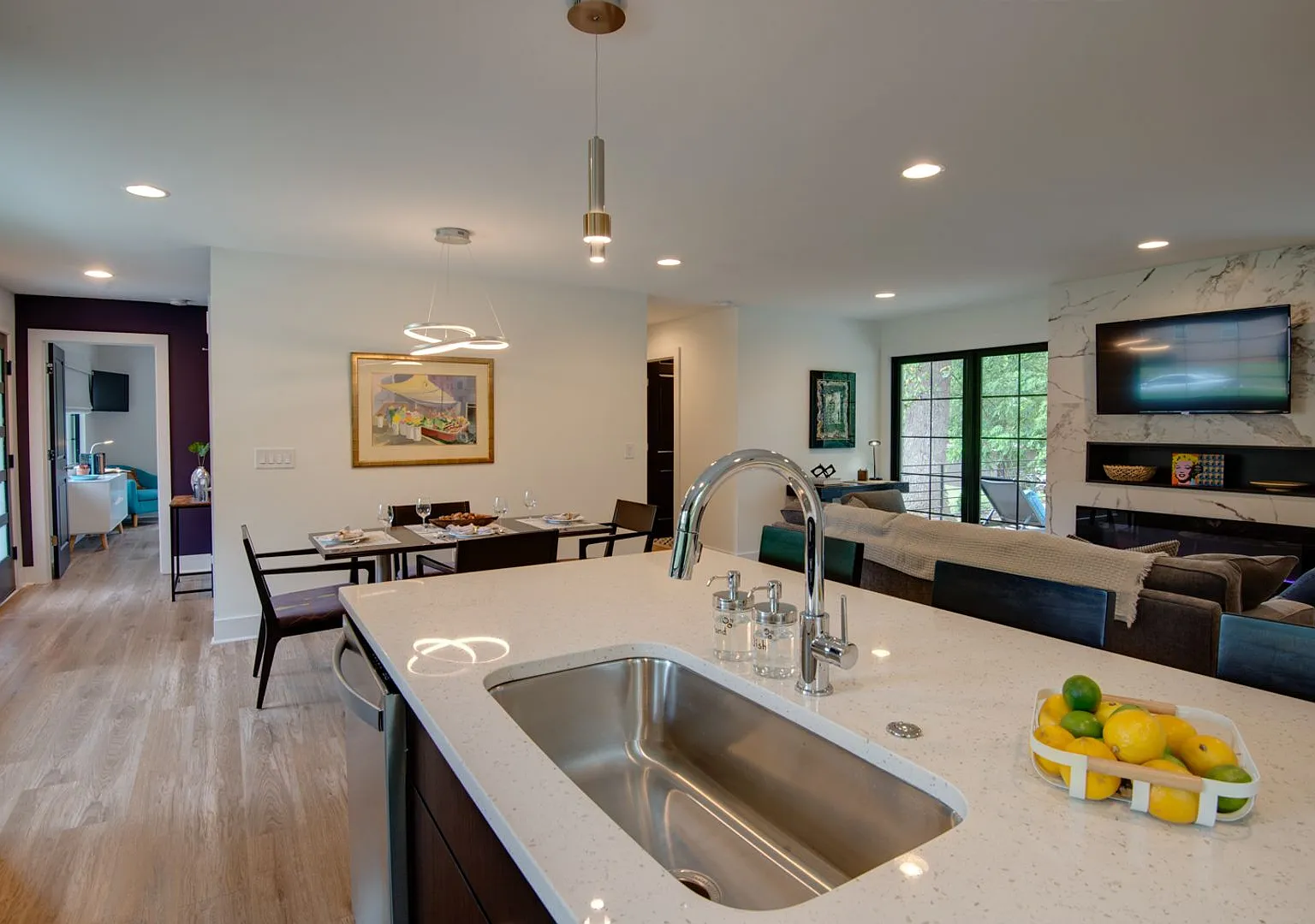 Your Modern Retreat Awaits Spacious, Fully Furnished & All Utilities Included — Photo 2