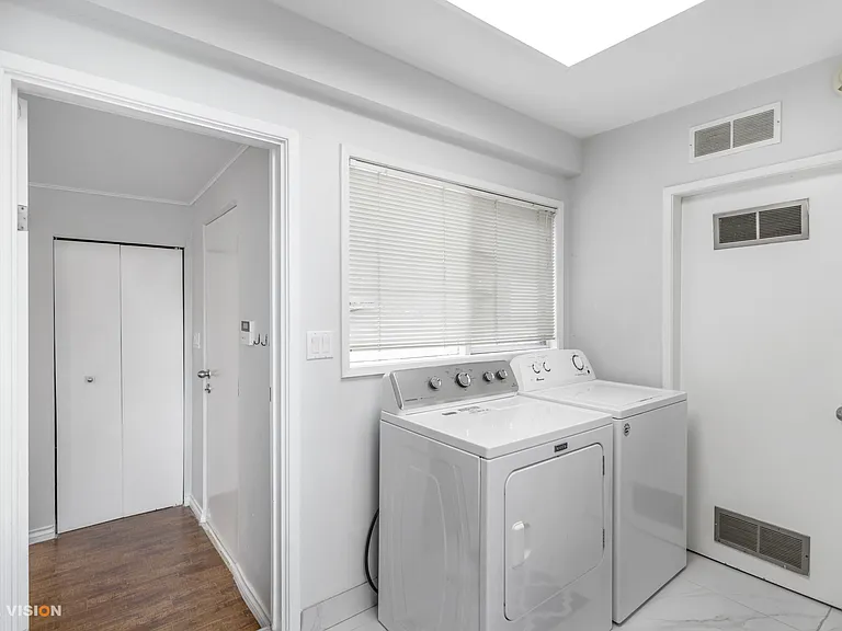 915 Eyremount Dr — Photo 1