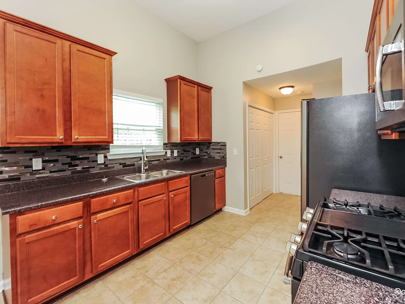 3 bed, 2.0 bath, 1462 sqft, $1,895 — Photo 3