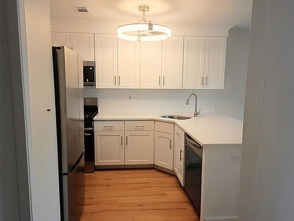 4th image of 18 Fairview Circle #18