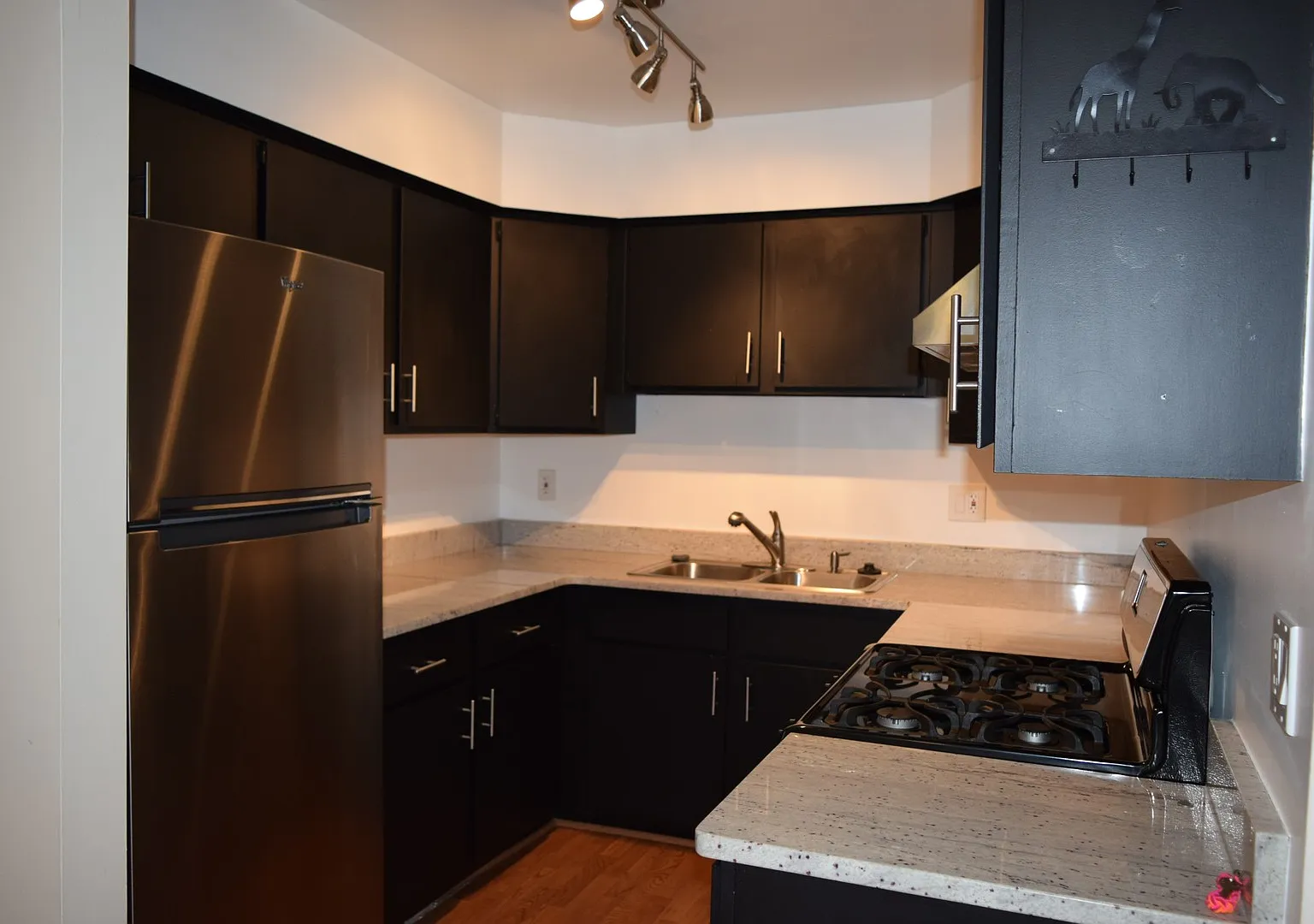 August Signing Special! Updated 2-Bedroom Condo with Finished Basement, Garage, Pool, Tennis, Clu... — Photo 3