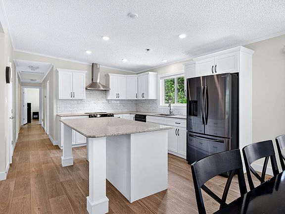 5th image of 393 Wild Rose Dr