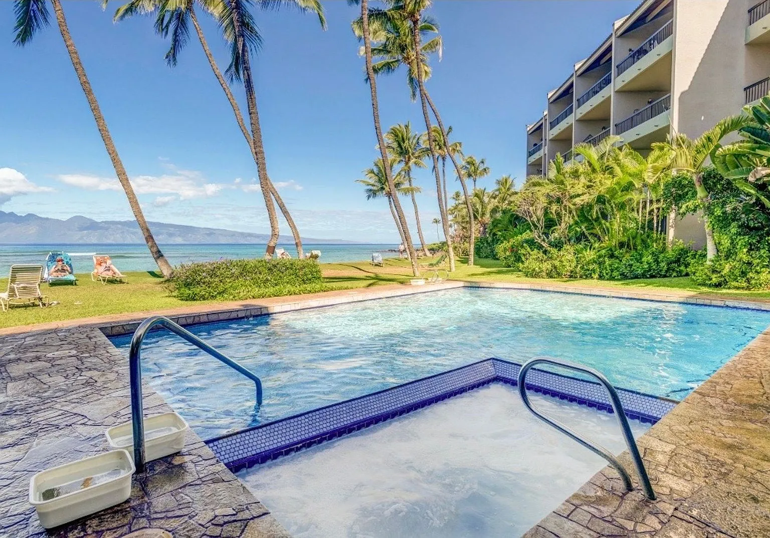 Oceanfront Living At Hale Mahina 1 Bedroom / 1 Bath — Photo 4