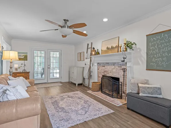 1604 Farm Lake Dr, Holly Springs, NC 27540