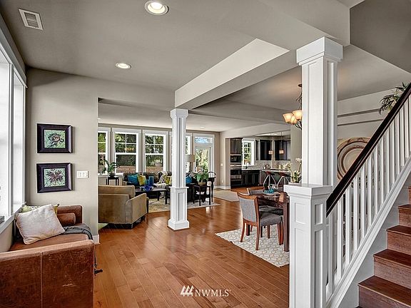 3rd image of 4003 Briarcliff Lane W