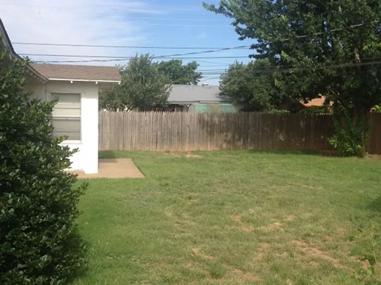 824 Wright St — Photo 14