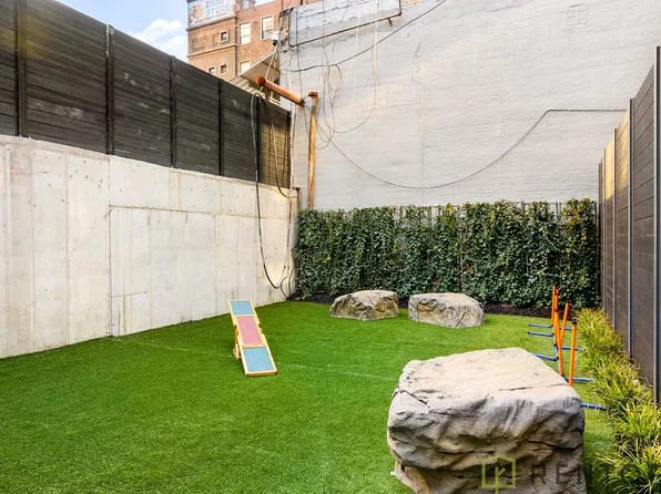 555 West 45th Street image 16 of 27