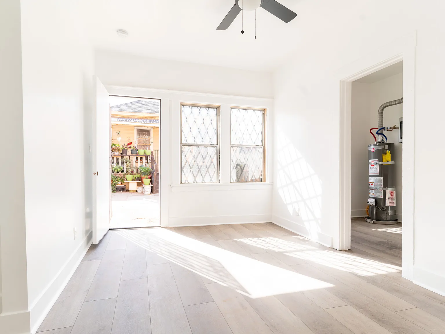 Studio, 300 sqft, $1,595 — Photo 1